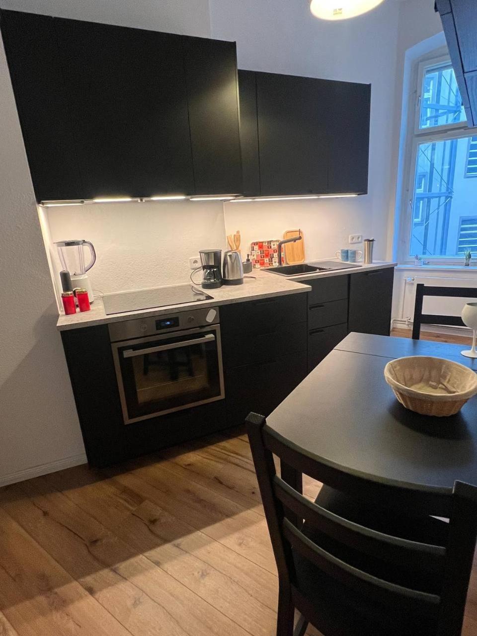Stylish 2-Room Apartment With Balcony Next To East Side Gallery Берлин Экстерьер фото
